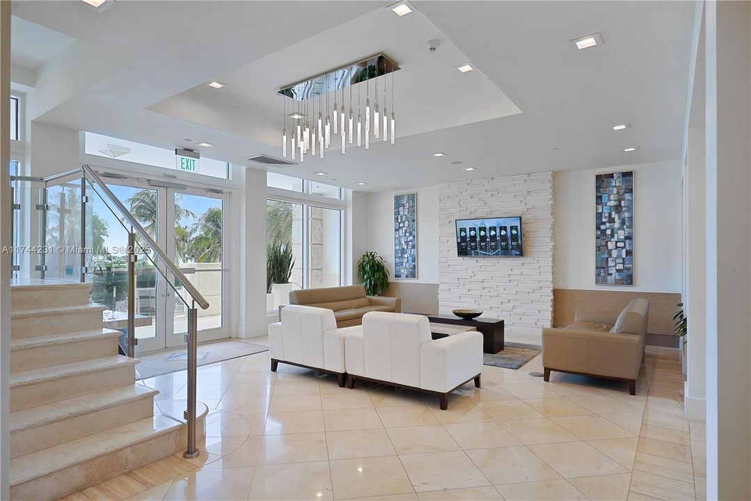 Recently Sold: $1,695,000 (2 beds, 2 baths, 1380 Square Feet)