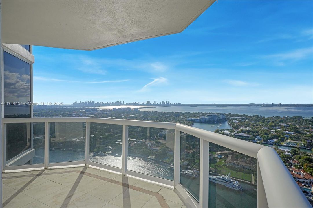 Recently Sold: $1,695,000 (2 beds, 2 baths, 1380 Square Feet)