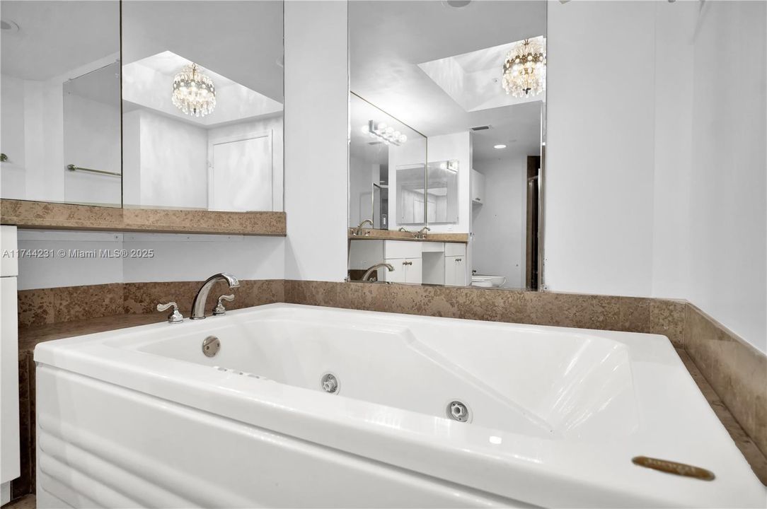 Recently Sold: $1,695,000 (2 beds, 2 baths, 1380 Square Feet)