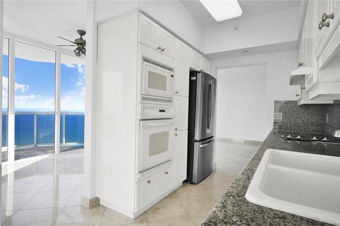 Recently Sold: $1,695,000 (2 beds, 2 baths, 1380 Square Feet)