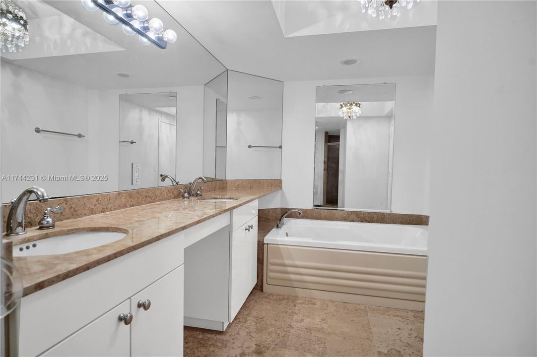 Recently Sold: $1,695,000 (2 beds, 2 baths, 1380 Square Feet)