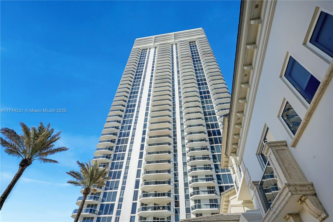 Recently Sold: $1,695,000 (2 beds, 2 baths, 1380 Square Feet)
