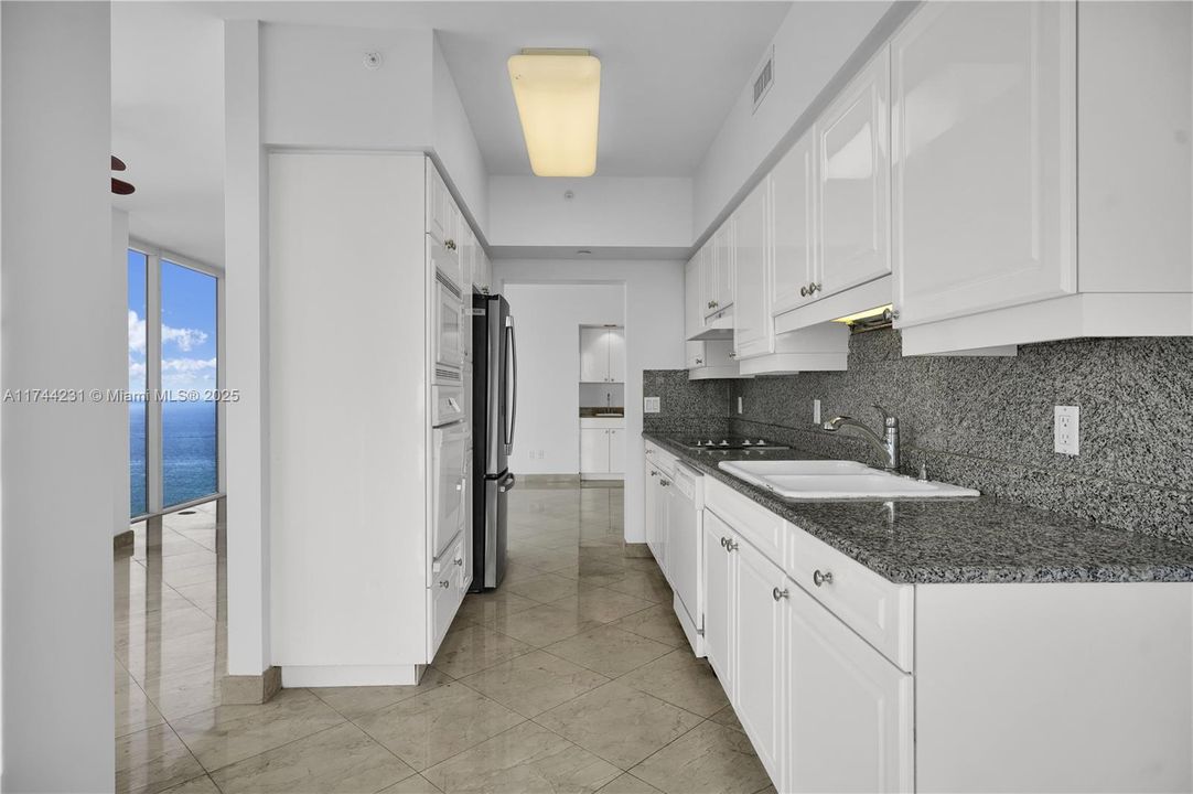 Recently Sold: $1,695,000 (2 beds, 2 baths, 1380 Square Feet)