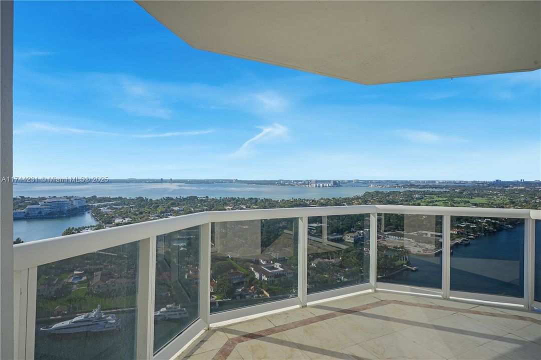 Recently Sold: $1,695,000 (2 beds, 2 baths, 1380 Square Feet)