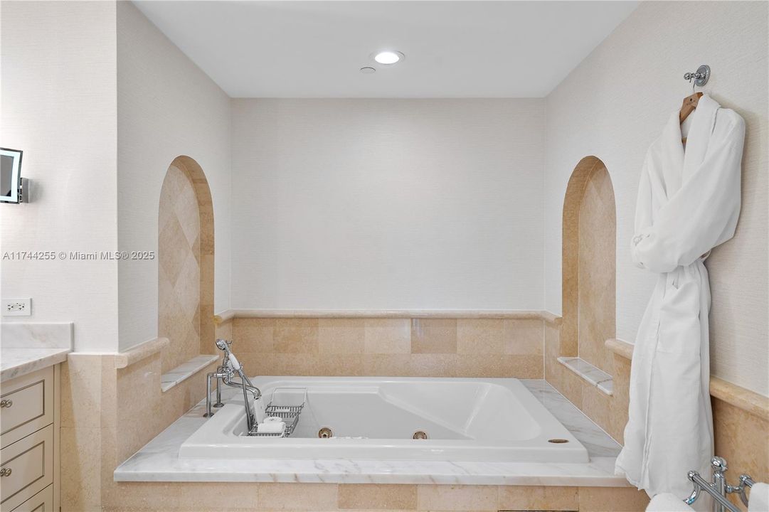 Recently Sold: $3,850,000 (2 beds, 2 baths, 2035 Square Feet)