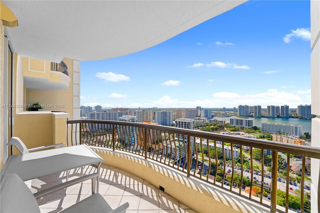Recently Sold: $3,850,000 (2 beds, 2 baths, 2035 Square Feet)