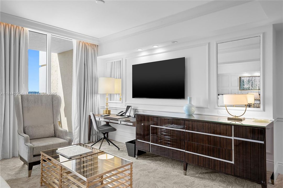 Recently Sold: $3,850,000 (2 beds, 2 baths, 2035 Square Feet)