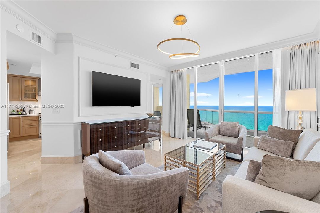 Recently Sold: $3,850,000 (2 beds, 2 baths, 2035 Square Feet)