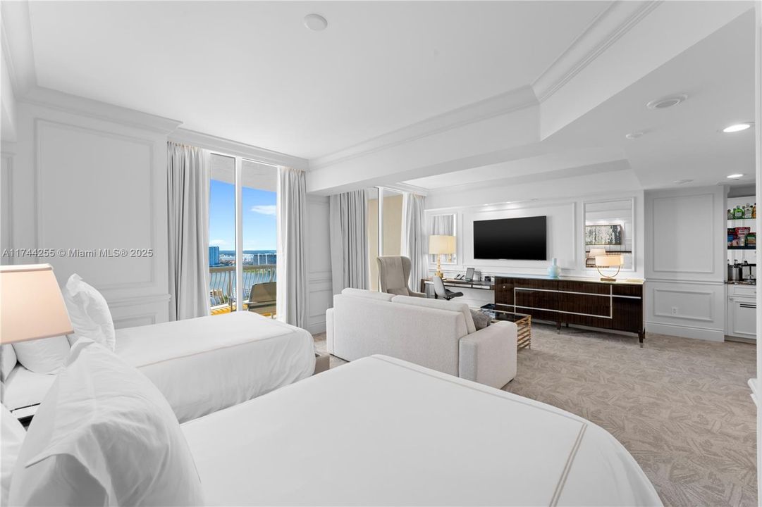 Recently Sold: $3,850,000 (2 beds, 2 baths, 2035 Square Feet)
