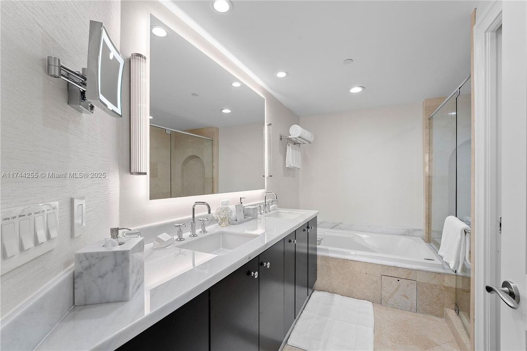 Recently Sold: $3,850,000 (2 beds, 2 baths, 2035 Square Feet)