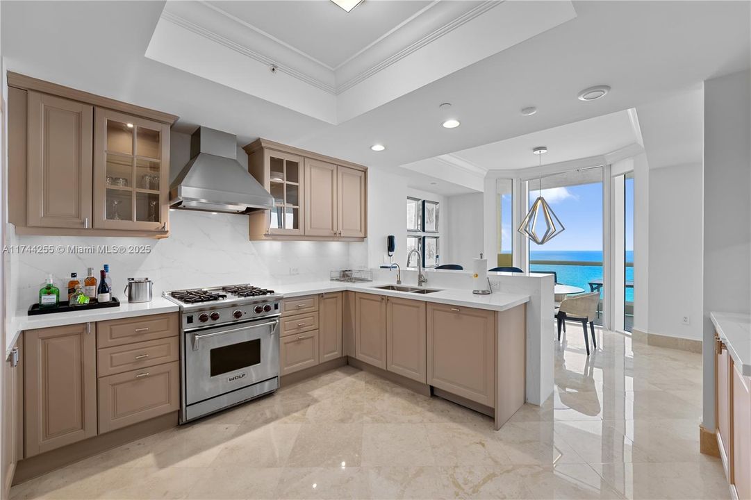 Recently Sold: $3,850,000 (2 beds, 2 baths, 2035 Square Feet)