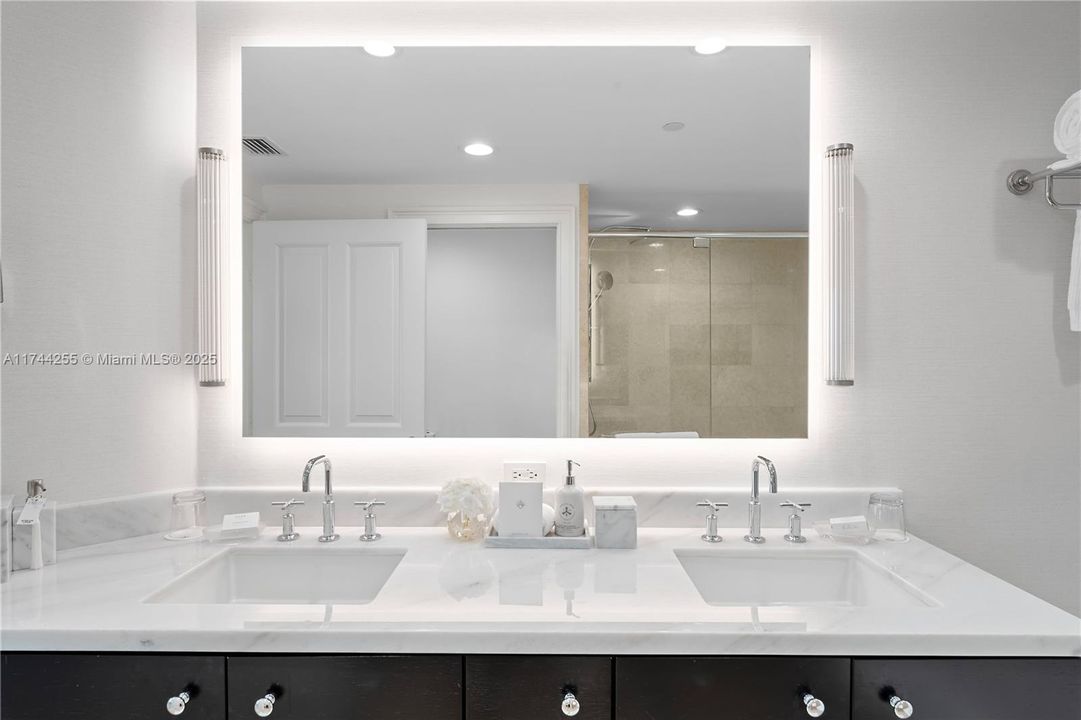 Recently Sold: $3,850,000 (2 beds, 2 baths, 2035 Square Feet)