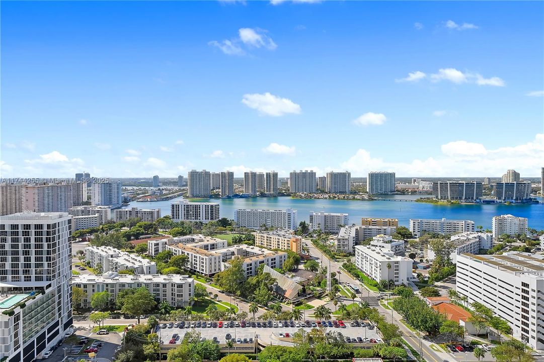 Recently Sold: $3,850,000 (2 beds, 2 baths, 2035 Square Feet)
