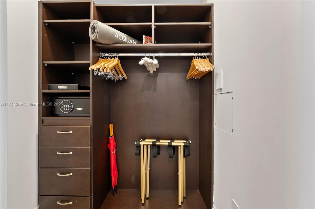 Recently Sold: $3,850,000 (2 beds, 2 baths, 2035 Square Feet)