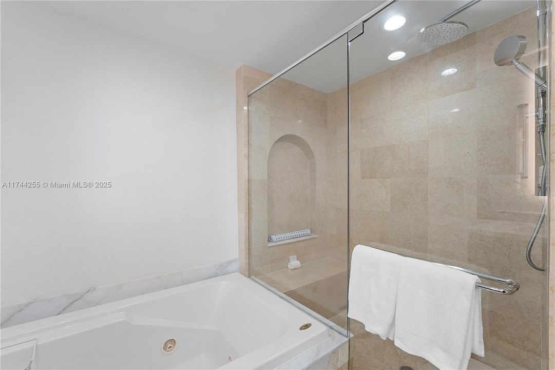 Recently Sold: $3,850,000 (2 beds, 2 baths, 2035 Square Feet)