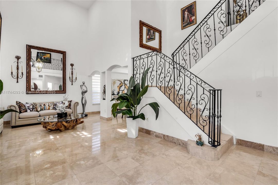 最近售出: $1,275,000 (6 贝兹, 4 浴室, 3386 平方英尺)