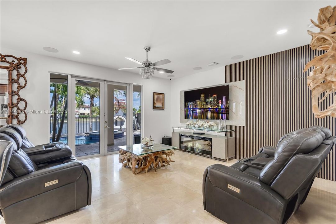 最近售出: $1,275,000 (6 贝兹, 4 浴室, 3386 平方英尺)