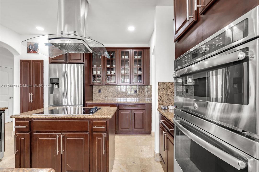 最近售出: $1,275,000 (6 贝兹, 4 浴室, 3386 平方英尺)