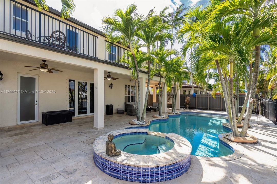 最近售出: $1,275,000 (6 贝兹, 4 浴室, 3386 平方英尺)