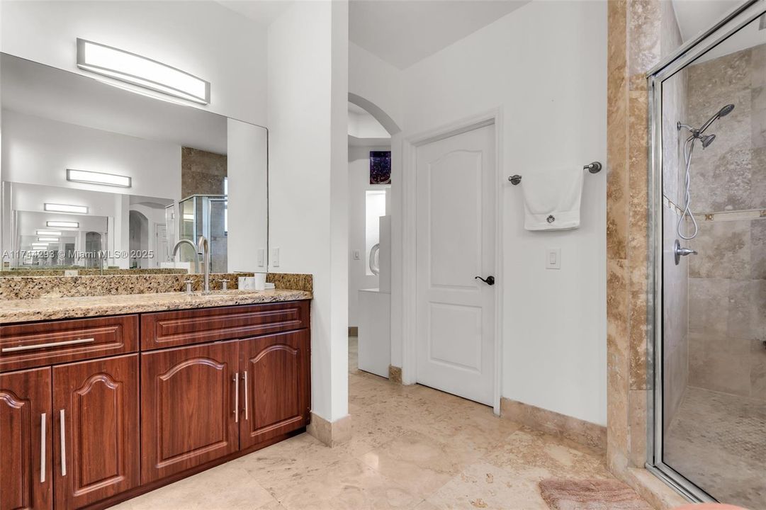 最近售出: $1,275,000 (6 贝兹, 4 浴室, 3386 平方英尺)