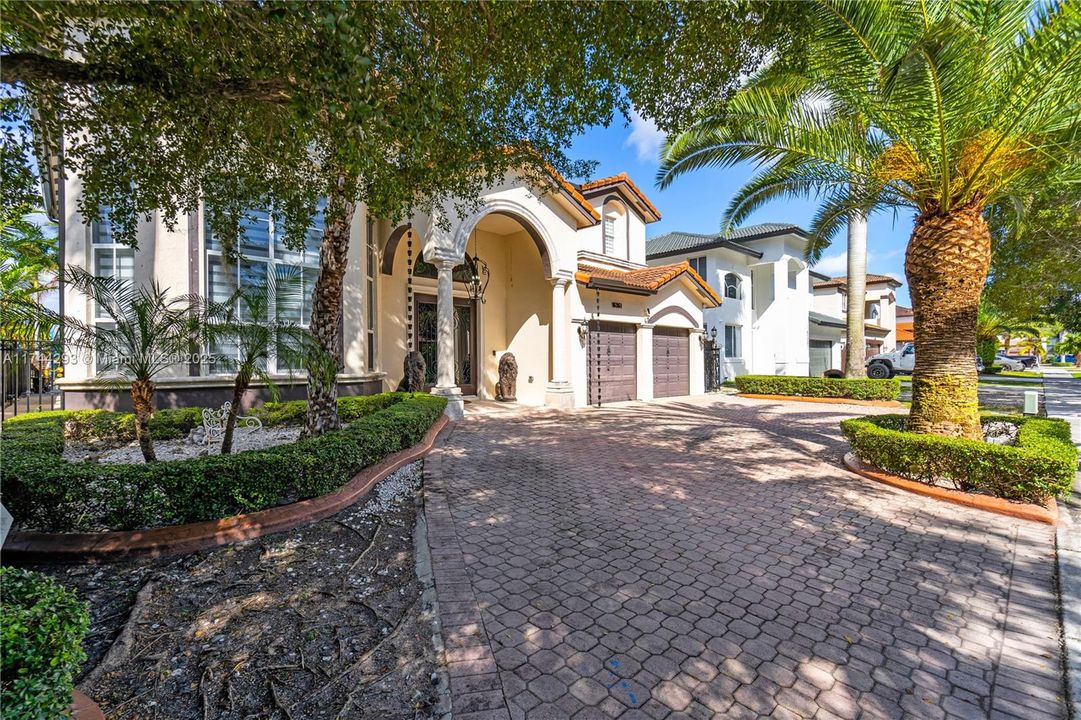 最近售出: $1,275,000 (6 贝兹, 4 浴室, 3386 平方英尺)