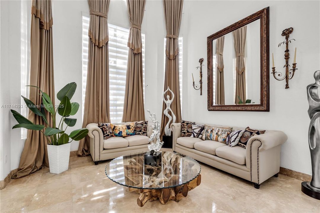 最近售出: $1,275,000 (6 贝兹, 4 浴室, 3386 平方英尺)