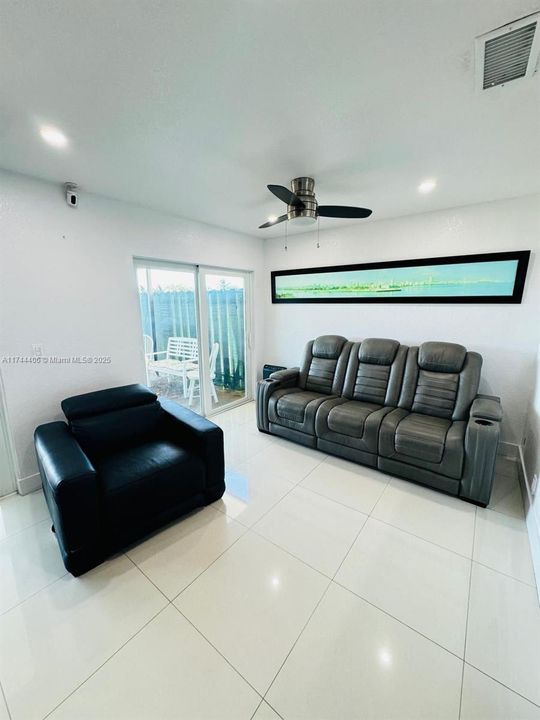 Active With Contract: $480,000 (3 beds, 3 baths, 1255 Square Feet)