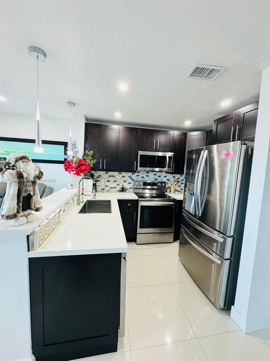 Active With Contract: $480,000 (3 beds, 3 baths, 1255 Square Feet)