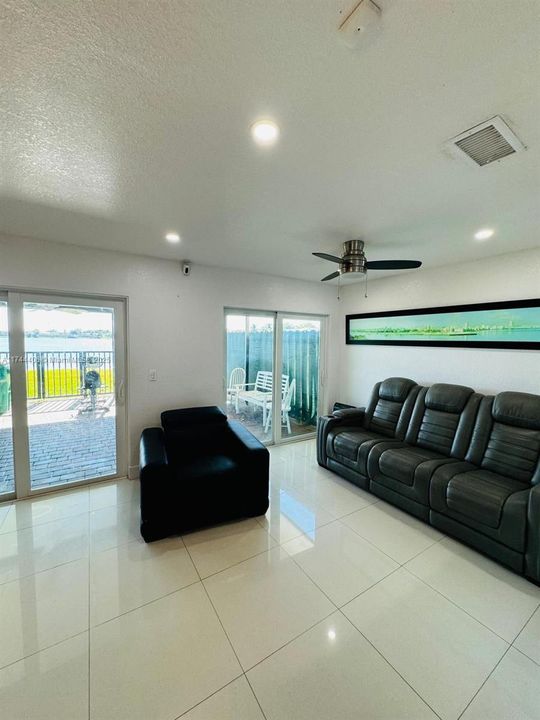 Active With Contract: $480,000 (3 beds, 3 baths, 1255 Square Feet)