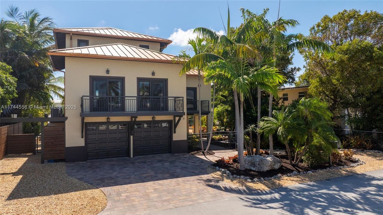 Недавно продано: $2,599,000 (3 спален, 2 ванн, 0 Квадратных фут)