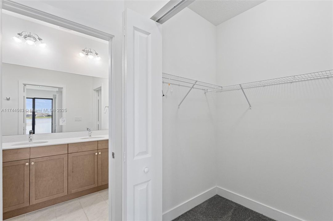 Recently Sold: $385,000 (3 beds, 2 baths, 1602 Square Feet)