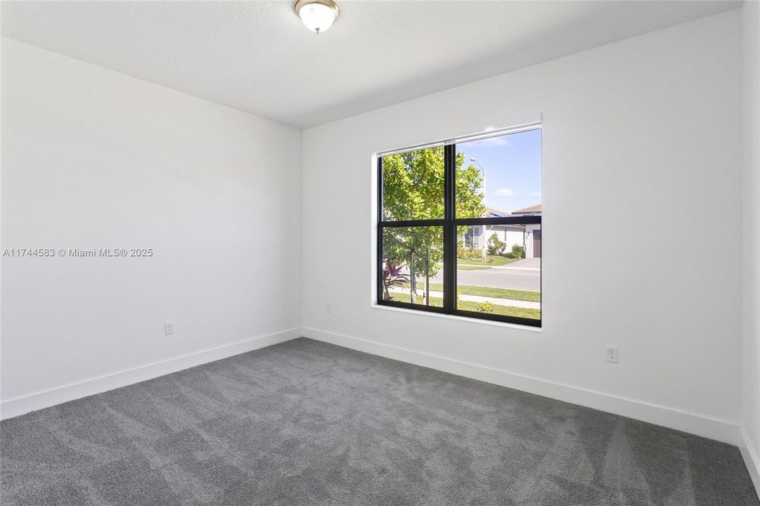Recently Sold: $385,000 (3 beds, 2 baths, 1602 Square Feet)