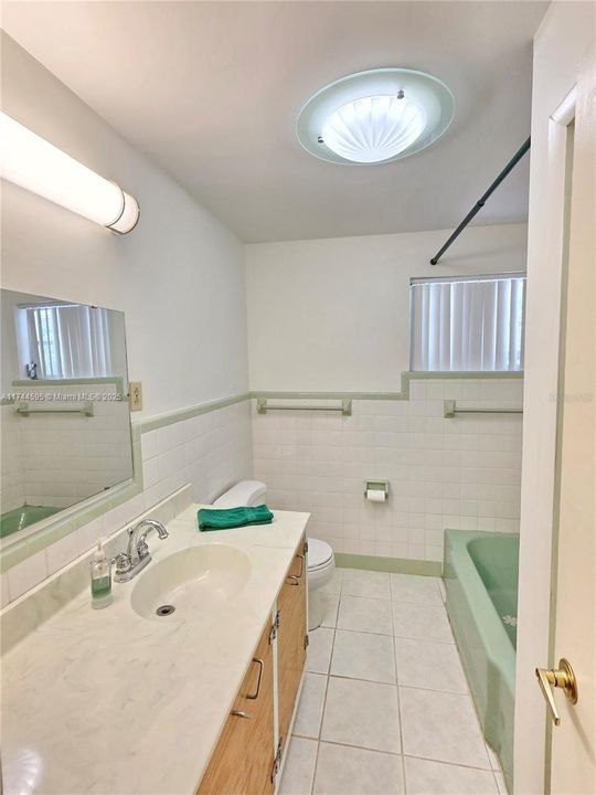 Active With Contract: $295,000 (2 beds, 2 baths, 1371 Square Feet)