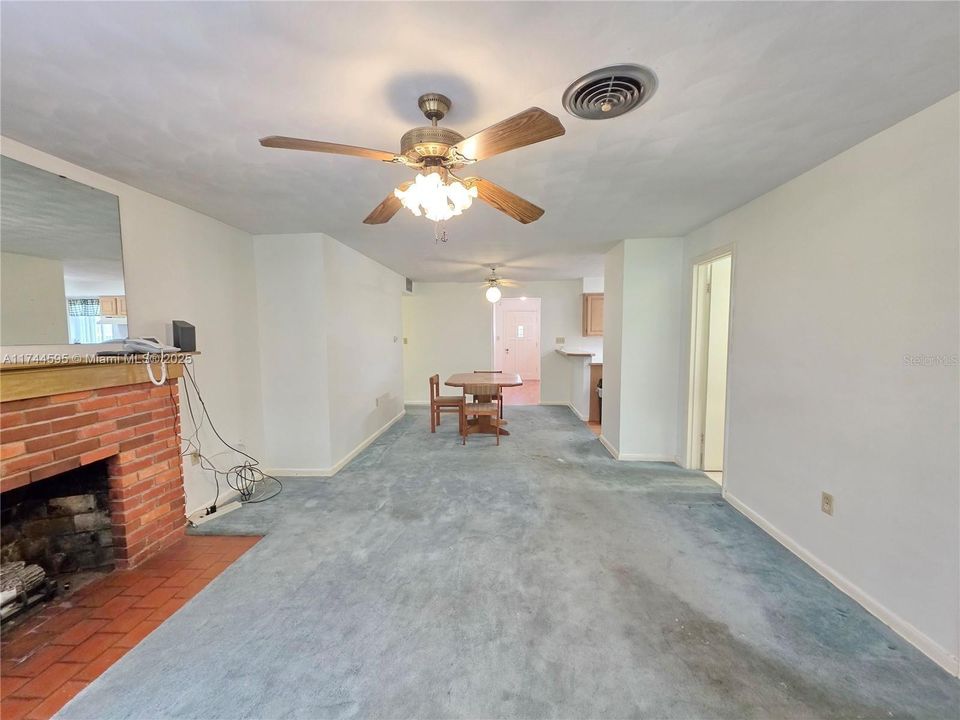 Active With Contract: $295,000 (2 beds, 2 baths, 1371 Square Feet)