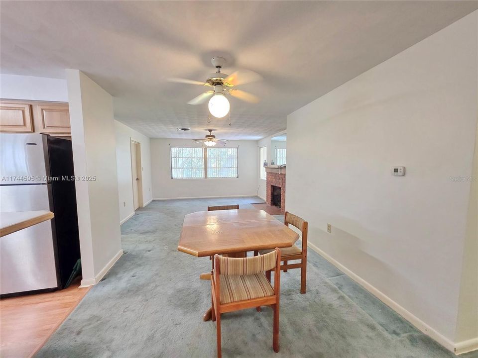 Active With Contract: $295,000 (2 beds, 2 baths, 1371 Square Feet)