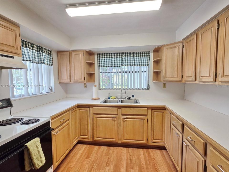 Active With Contract: $295,000 (2 beds, 2 baths, 1371 Square Feet)