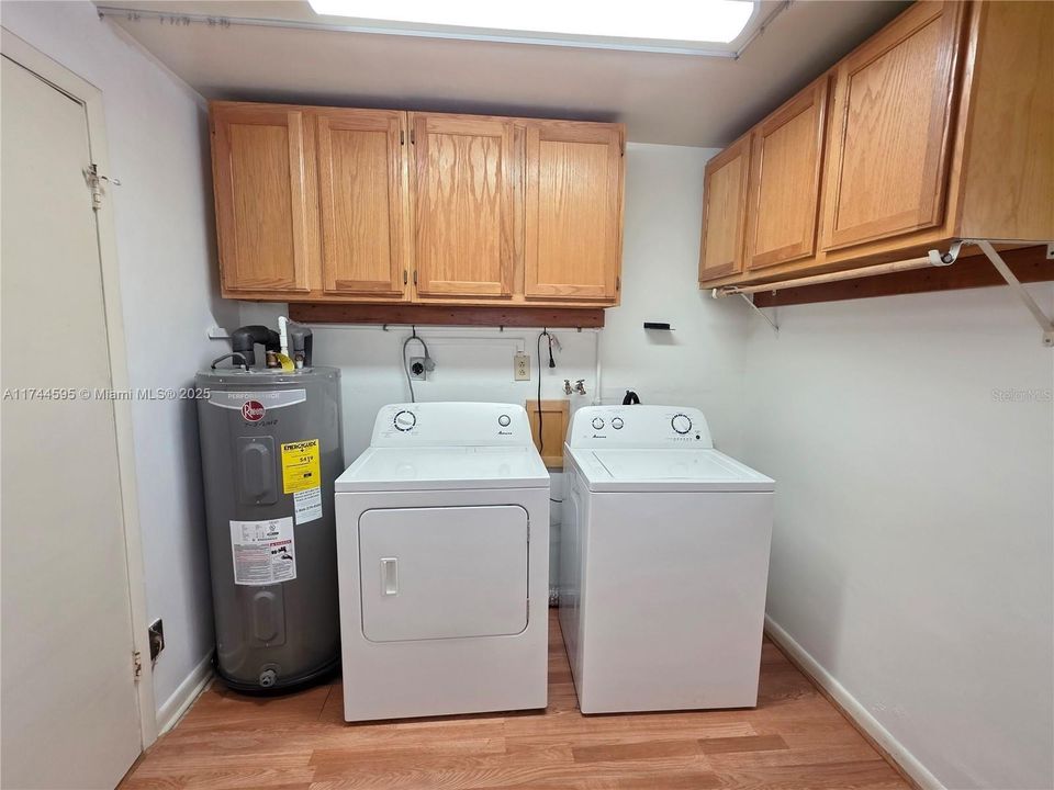 Active With Contract: $295,000 (2 beds, 2 baths, 1371 Square Feet)