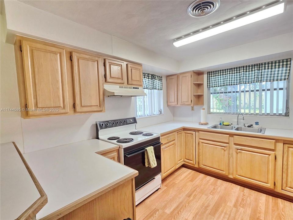 Active With Contract: $295,000 (2 beds, 2 baths, 1371 Square Feet)