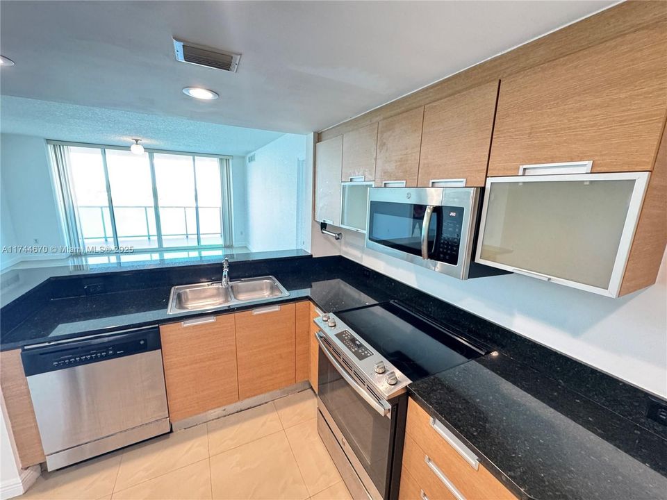 Недавно арендовано: $3,650 (2 спален, 2 ванн, 1470 Квадратных фут)