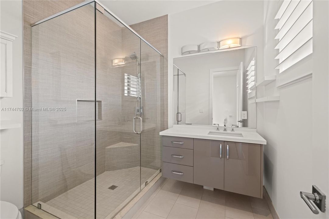 最近售出: $3,850,000 (7 贝兹, 7 浴室, 6428 平方英尺)