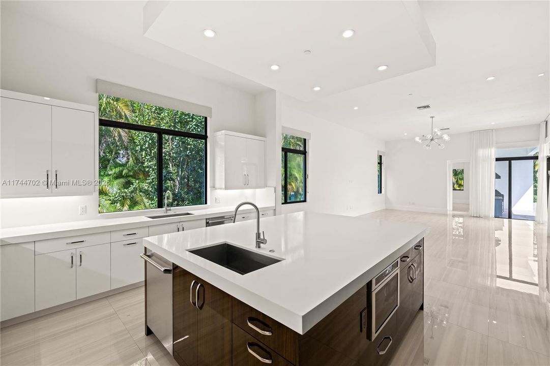 最近售出: $3,850,000 (7 贝兹, 7 浴室, 6428 平方英尺)