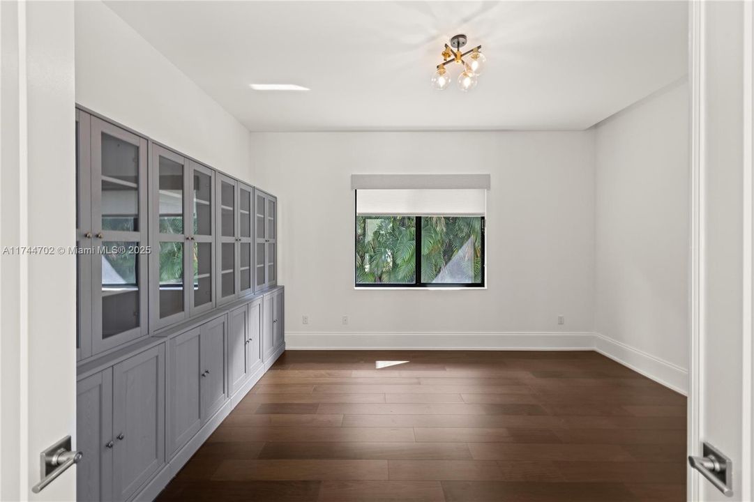 Guest room #2 with built ins can be a bedroom/office/ den