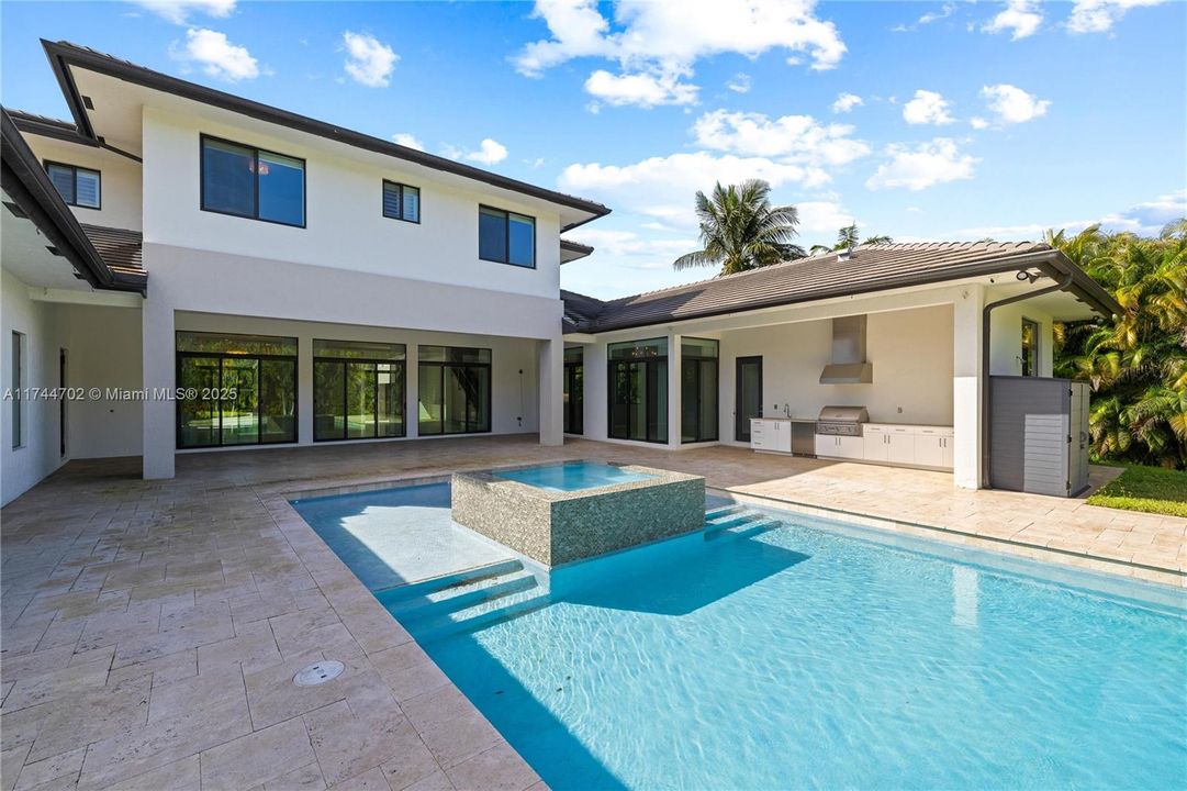 最近售出: $3,850,000 (7 贝兹, 7 浴室, 6428 平方英尺)