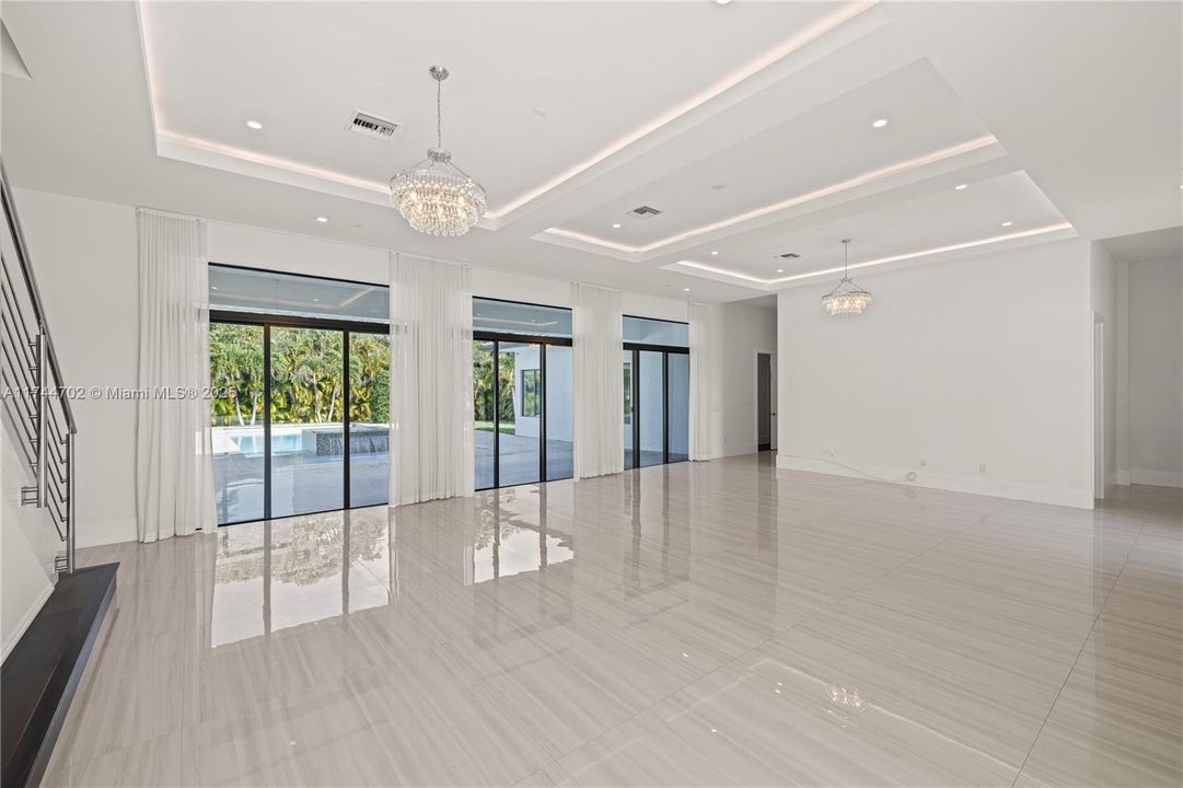 最近售出: $3,850,000 (7 贝兹, 7 浴室, 6428 平方英尺)