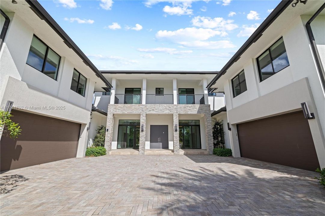 最近售出: $3,850,000 (7 贝兹, 7 浴室, 6428 平方英尺)