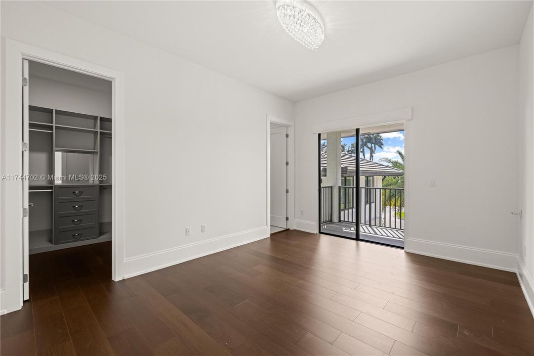 最近售出: $3,850,000 (7 贝兹, 7 浴室, 6428 平方英尺)