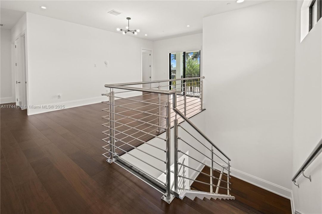 最近售出: $3,850,000 (7 贝兹, 7 浴室, 6428 平方英尺)