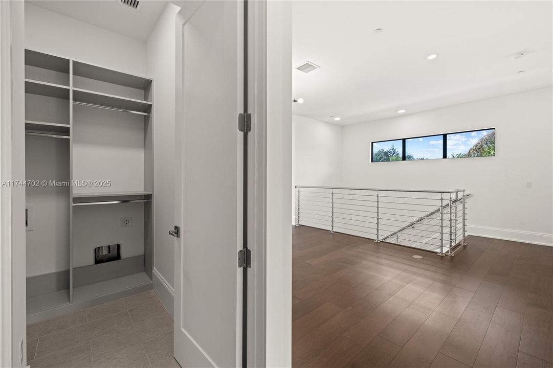 最近售出: $3,850,000 (7 贝兹, 7 浴室, 6428 平方英尺)