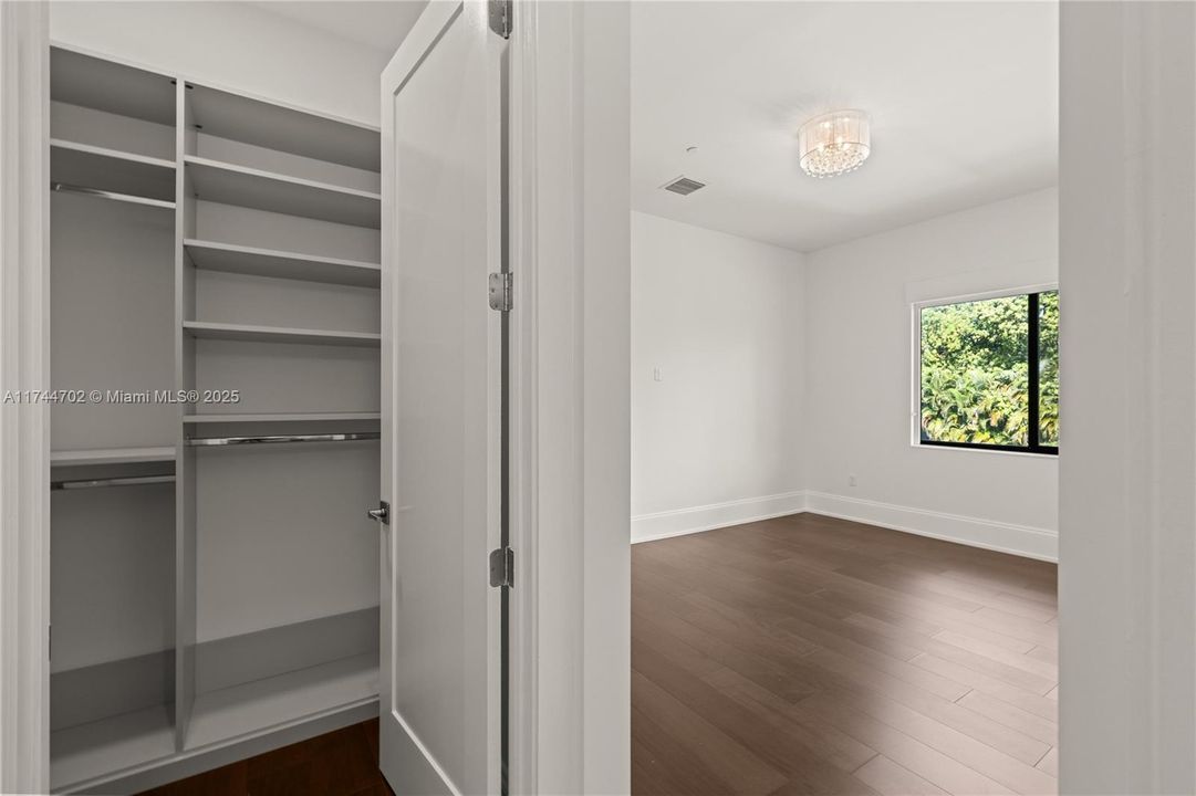 最近售出: $3,850,000 (7 贝兹, 7 浴室, 6428 平方英尺)