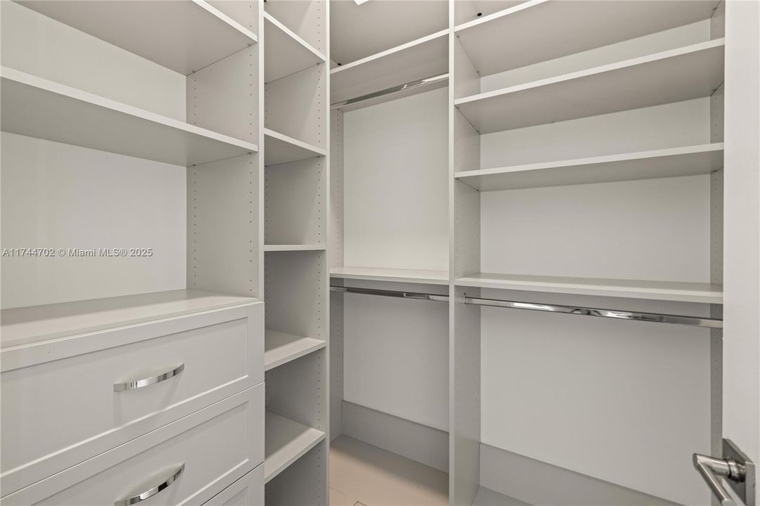 最近售出: $3,850,000 (7 贝兹, 7 浴室, 6428 平方英尺)